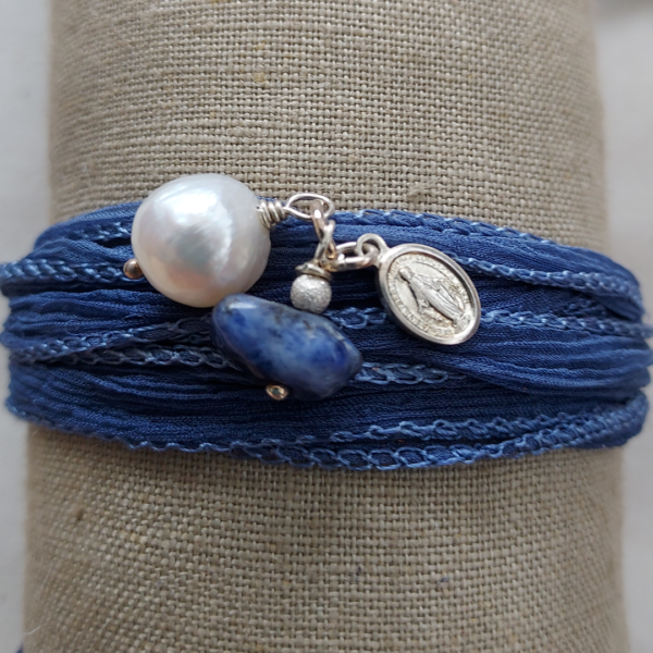 Bracelet soie et charms bleu jeans