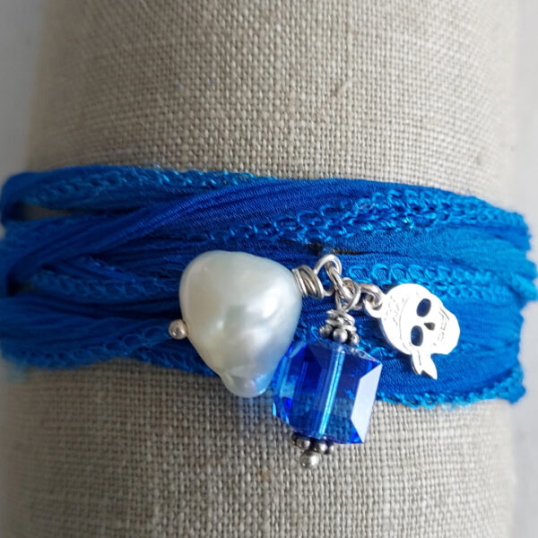 Bracelet soie et charms bleu dégradé