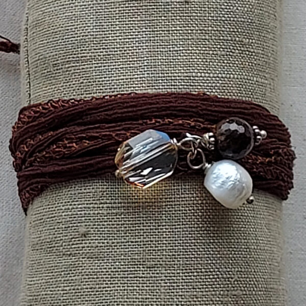 Bracelet soie et charms marron