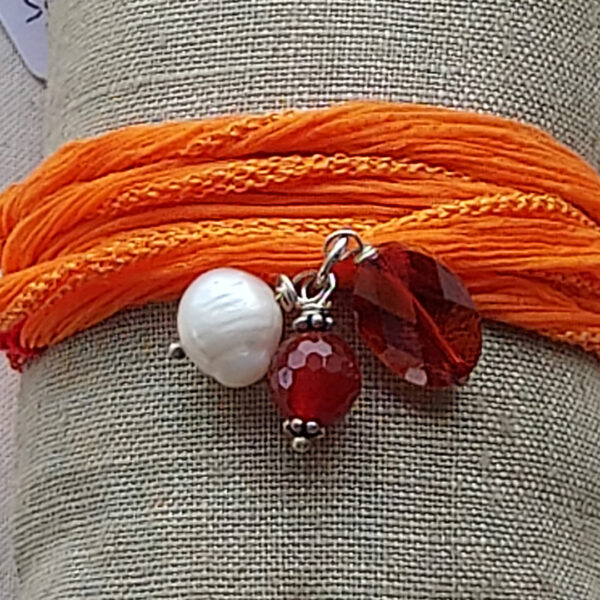 Bracelet soie et charms orange