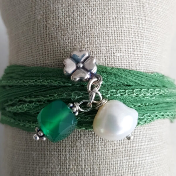 Bracelet soie et charms vert